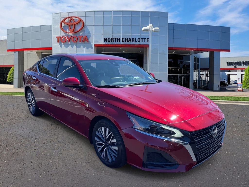 Used 2024 Nissan Altima 2.5 SV w/ SV Premium Package image 3