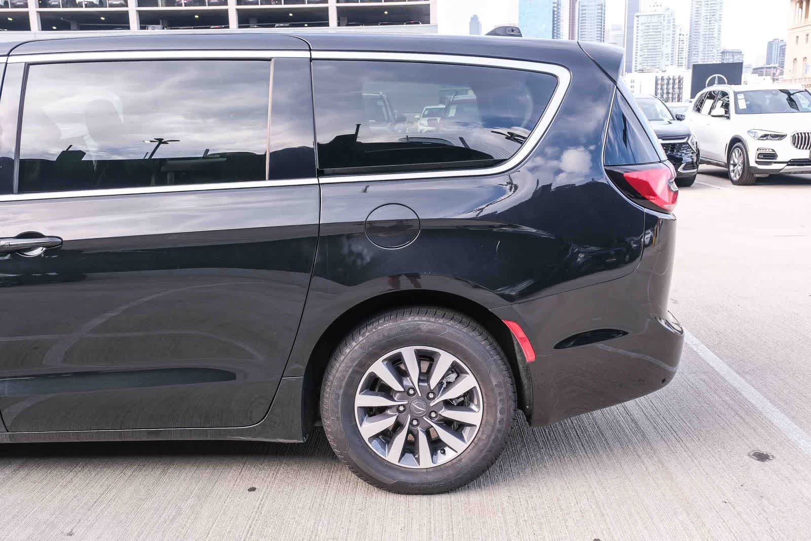 Used 2023 Chrysler Pacifica Touring-L FWD image 8