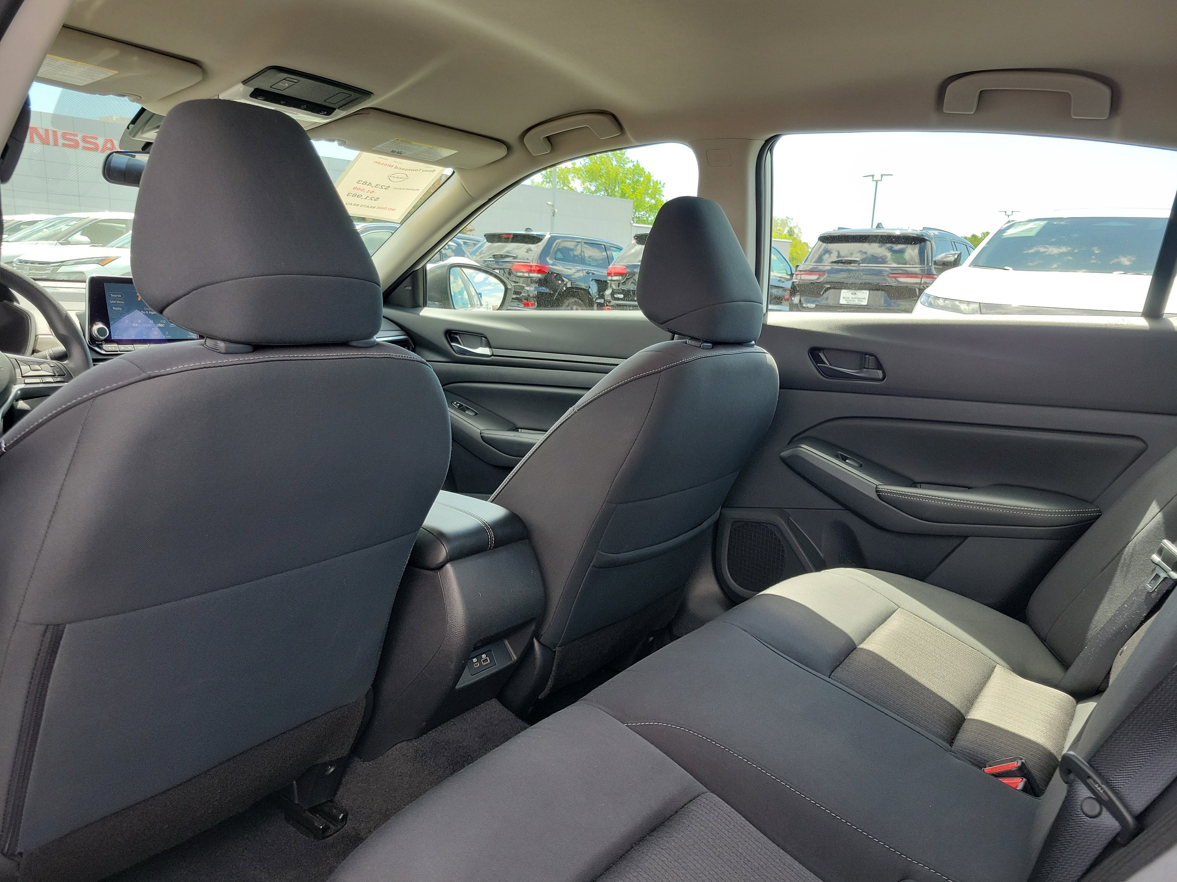 Used 2025 Nissan Altima 2.5 SV FWD image 14