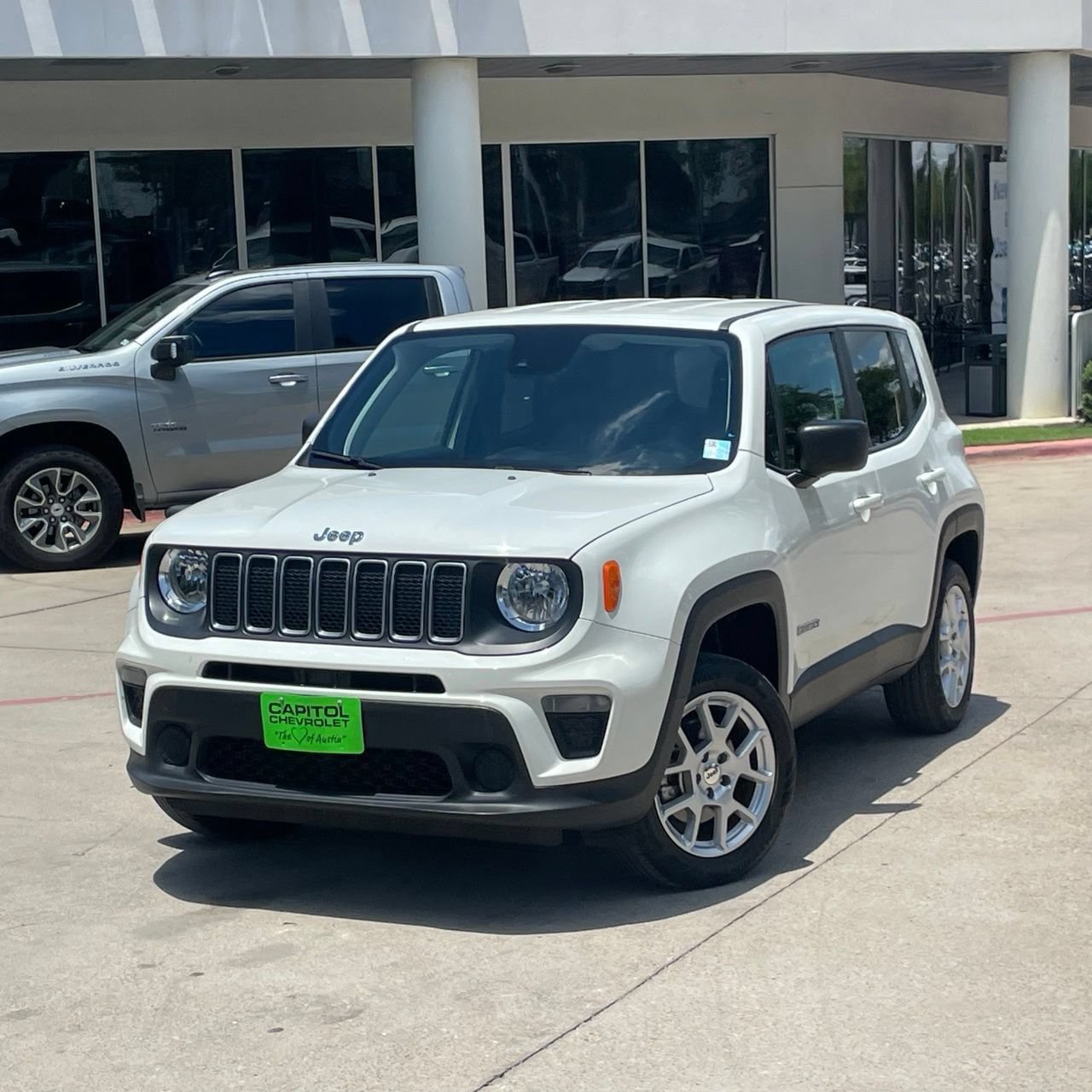 Used 2023 Jeep Renegade Latitude AWD/4WD image 9