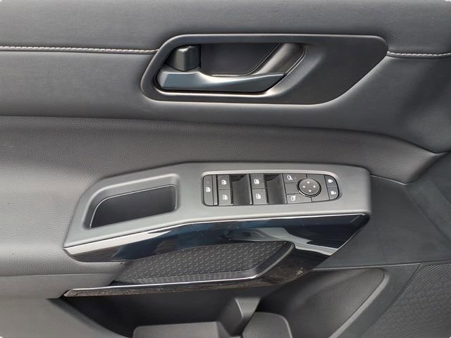 Used 2025 Nissan Pathfinder SV w/ Black Appearance Package image 9