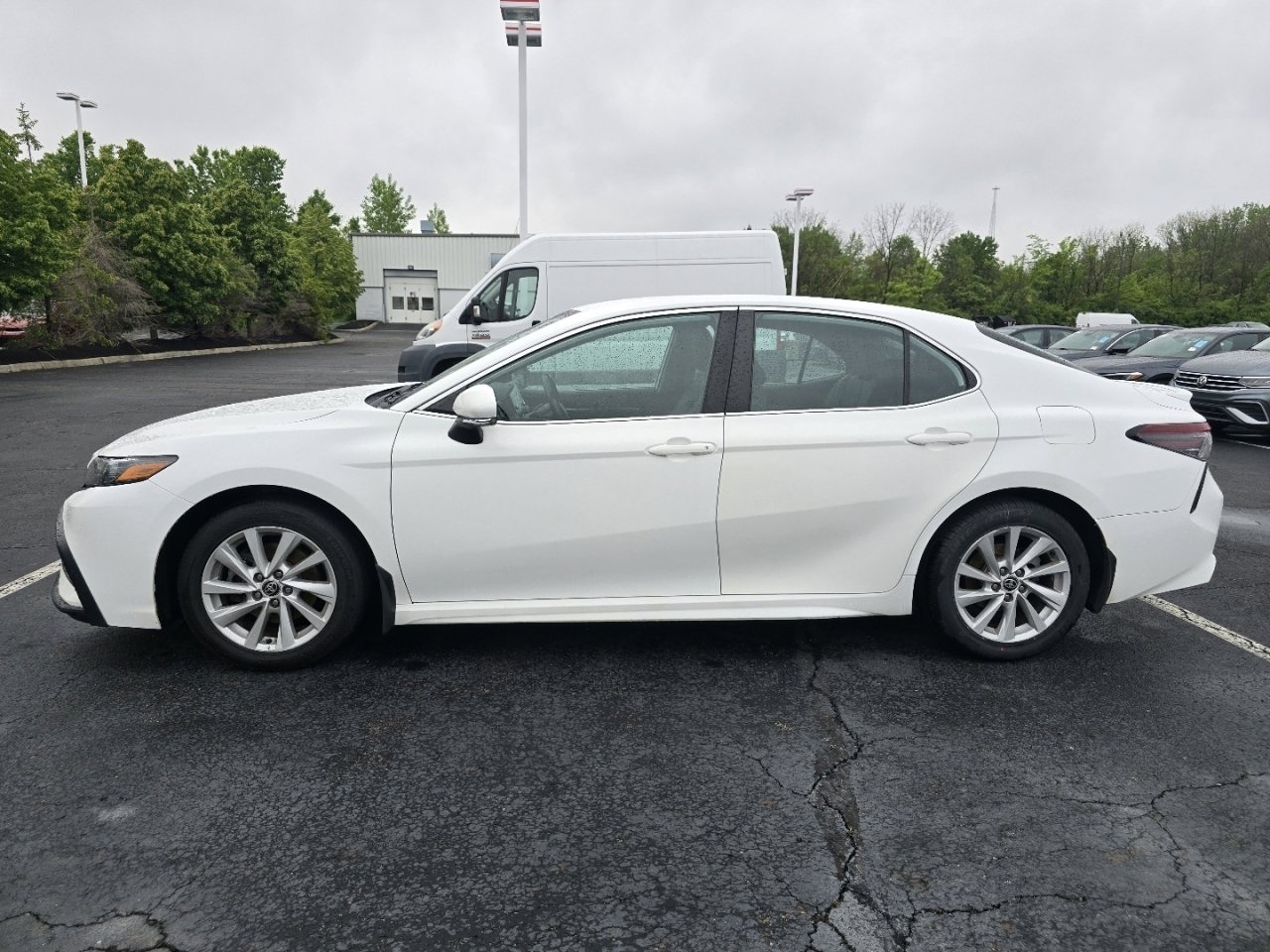 Used 2022 Toyota Camry SE FWD image 4
