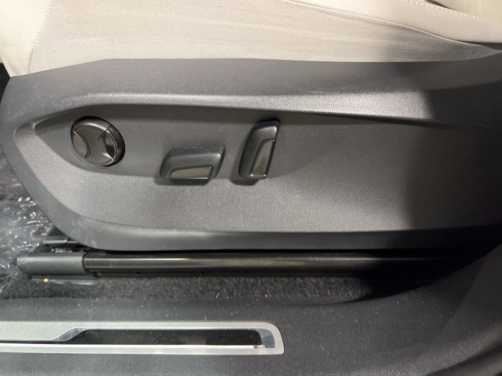 Used 2024 Volkswagen Tiguan SE R-Line image 26