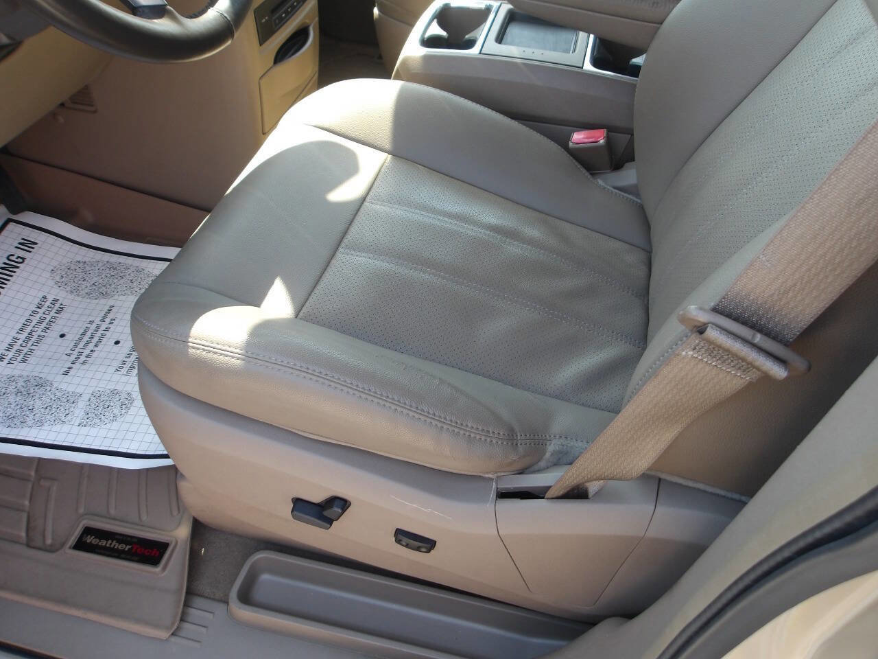 Used 2015 Chrysler Town & Country Touring-L w/ Driver Convenience Group image 11