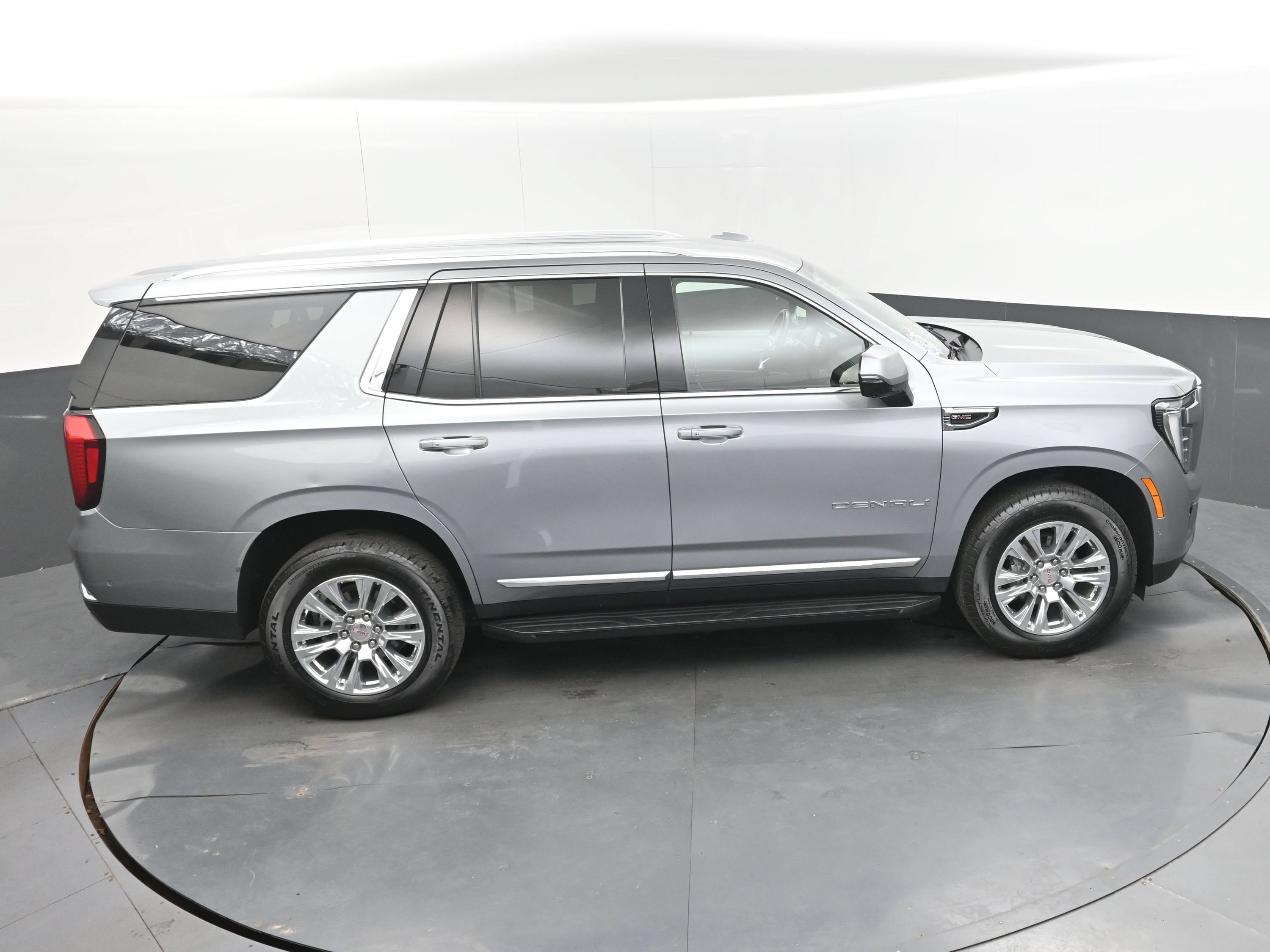 Used 2025 GMC Yukon Denali RWD image 44