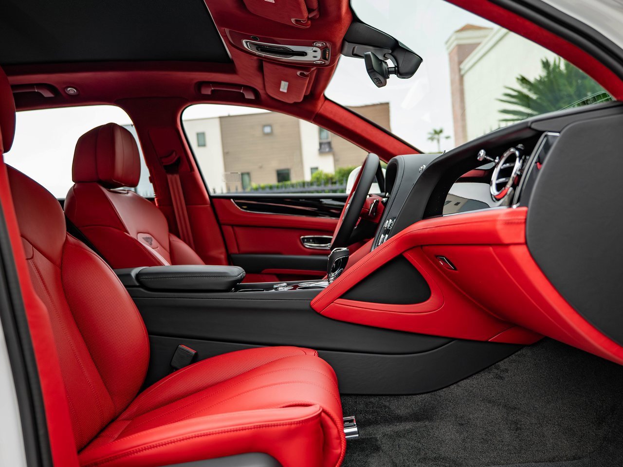 Used 2025 Bentley Bentayga V8 image 27