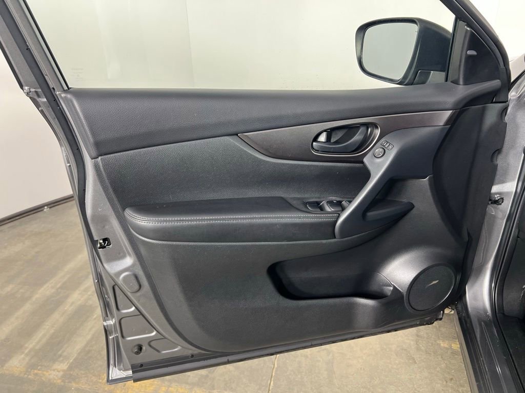 Used 2022 Nissan Rogue Sport S image 16