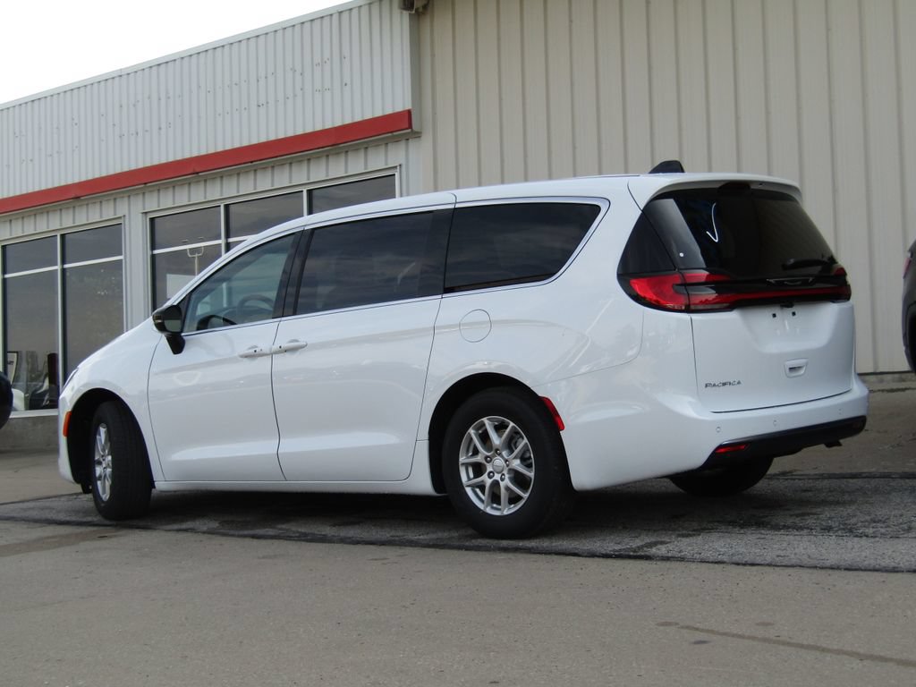 New 2027 Chrysler Pacifica Select FWD image 10