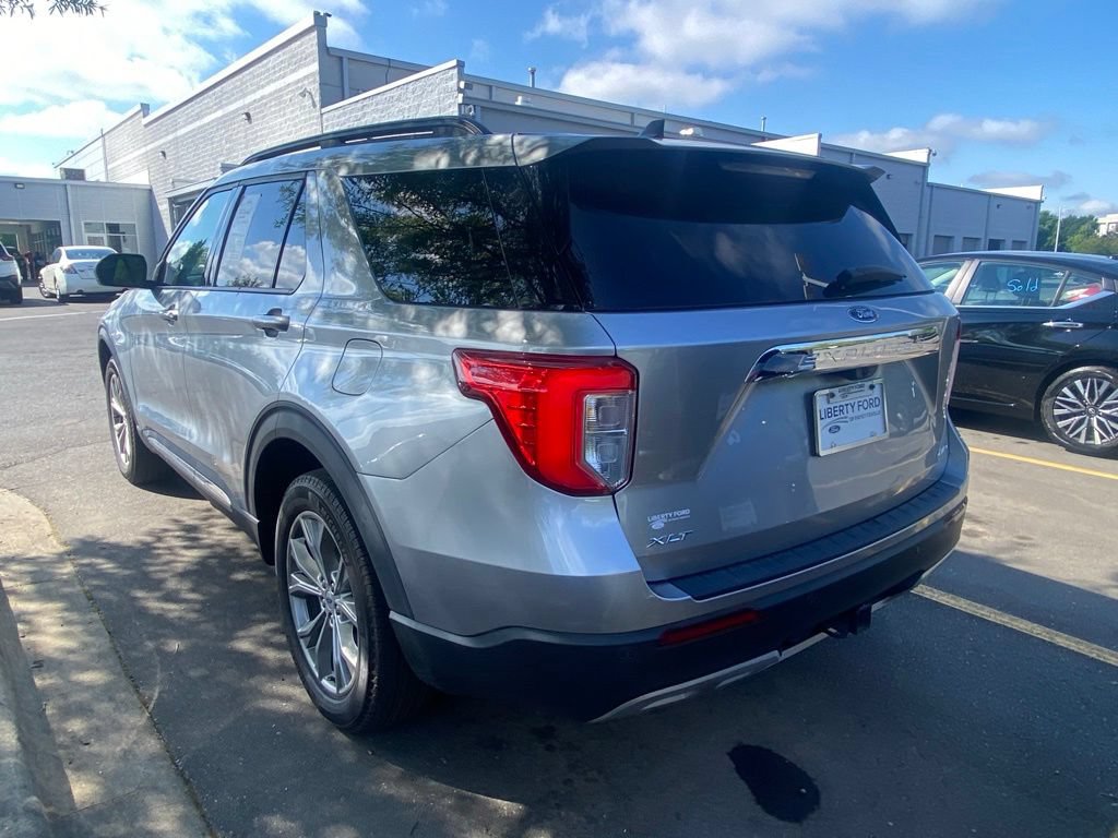 Used 2023 Ford Explorer XLT w/ Equipment Group 202A AWD/4WD image 4