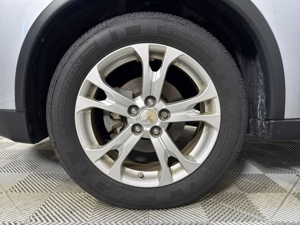 Used 2015 Mitsubishi Outlander SE AWD/4WD image 18