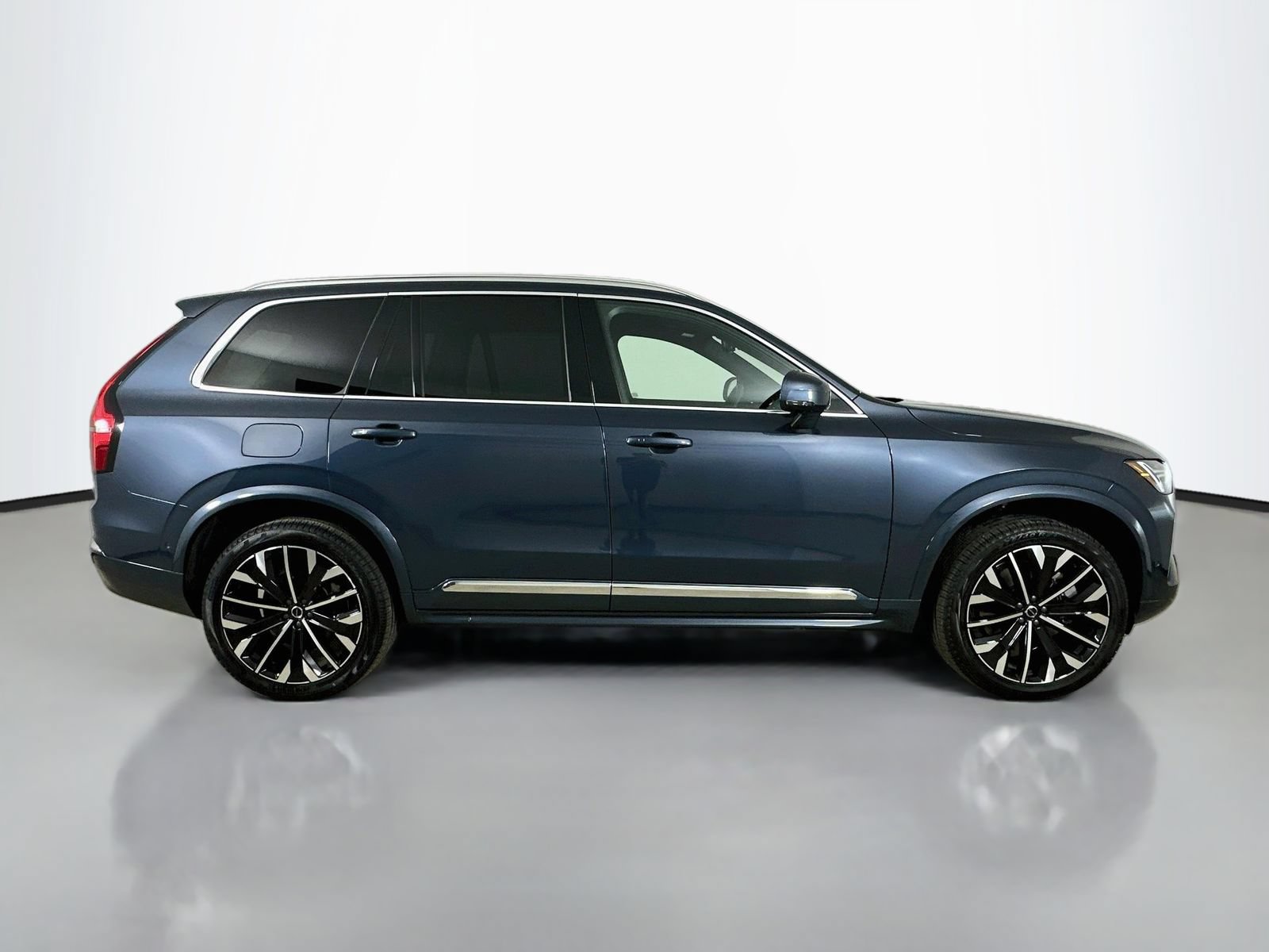 New 2026 Volvo XC90 T8 Plus w/ Protection Package Premier AWD/4WD image 4