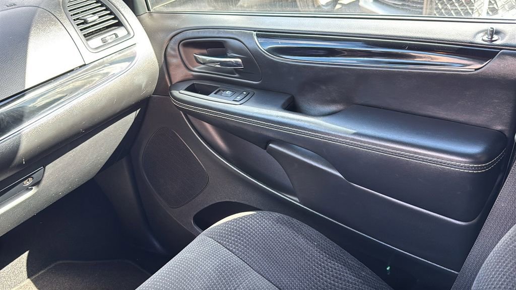 Used 2018 Dodge Grand Caravan SE image 29