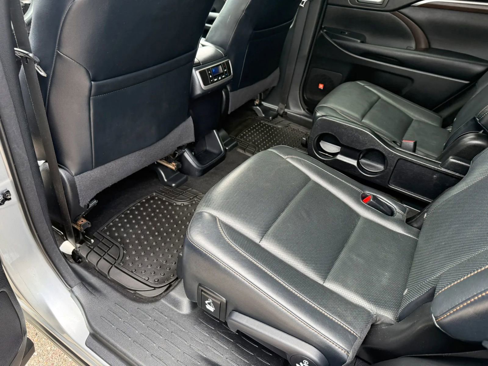 Used 2015 Toyota Highlander Limited w/ Driver Technology Package AWD/4WD image 9