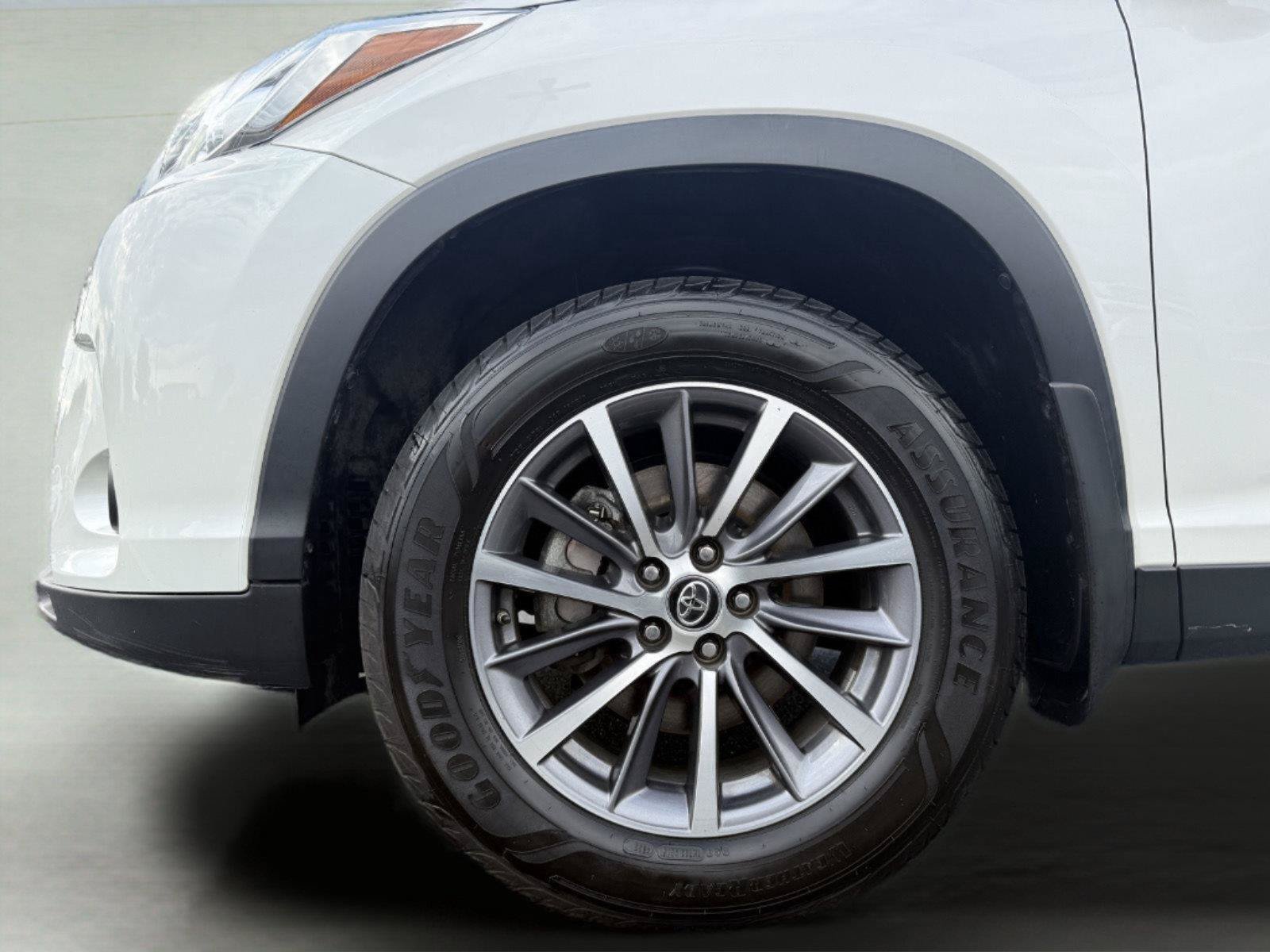 Used 2019 Toyota Highlander XLE AWD/4WD image 32