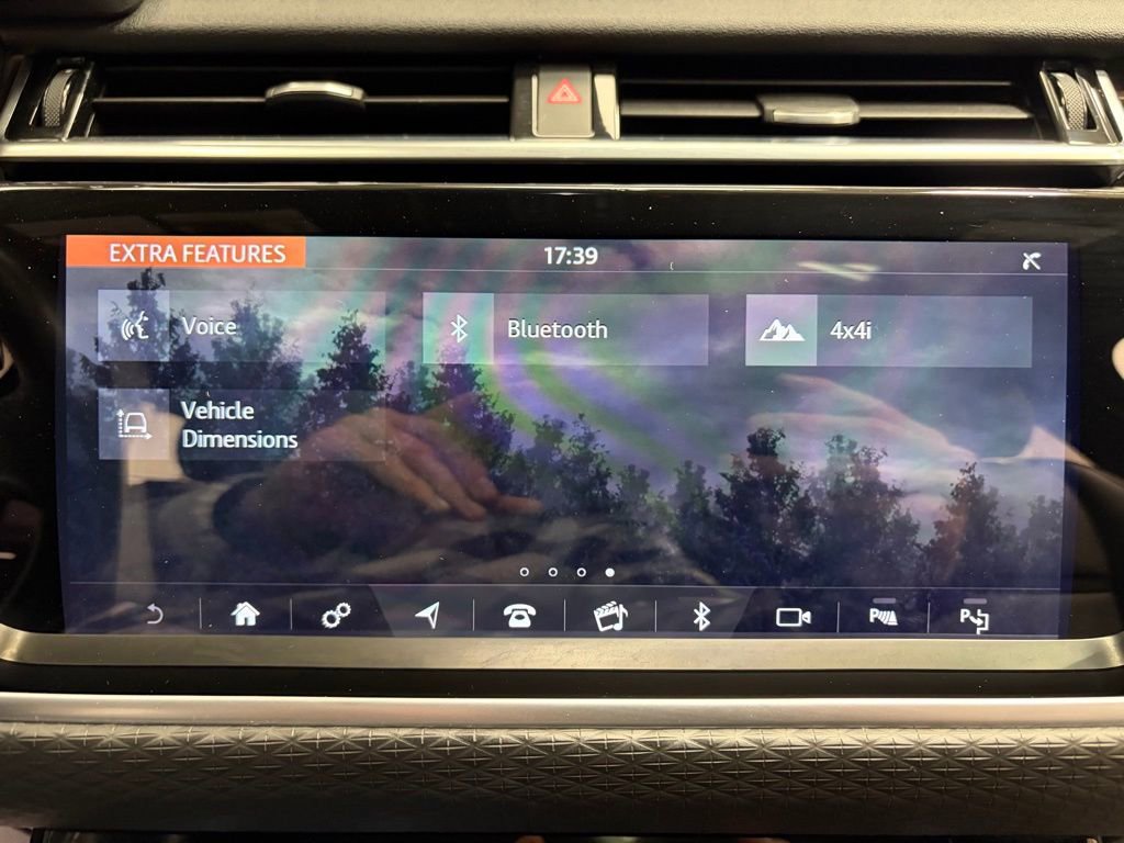Used 2019 Land Rover Range Rover Velar R-Dynamic SE image 17