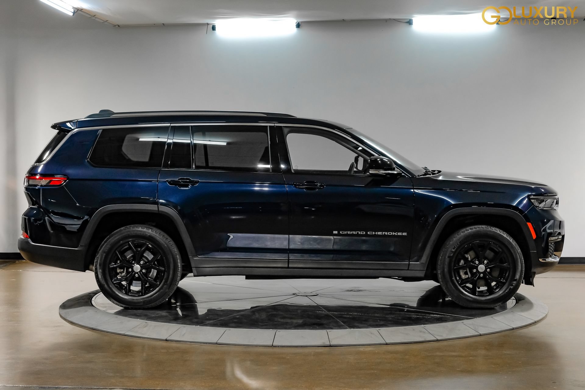 Used 2023 Jeep Grand Cherokee L Limited AWD/4WD image 9