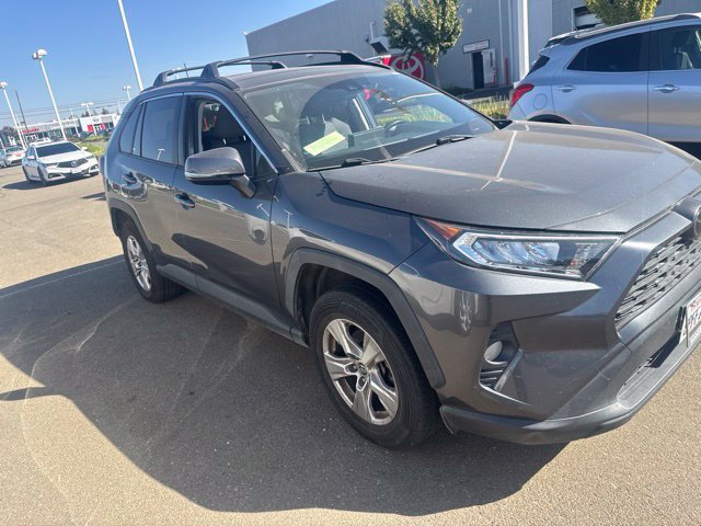 Used 2020 Toyota RAV4 XLE w/ Convenience Package FWD image 3