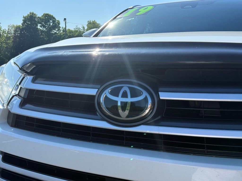 Used 2019 Toyota Highlander XLE AWD/4WD image 11