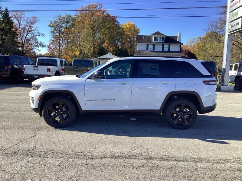 New 2025 Jeep Grand Cherokee 4WD image 4