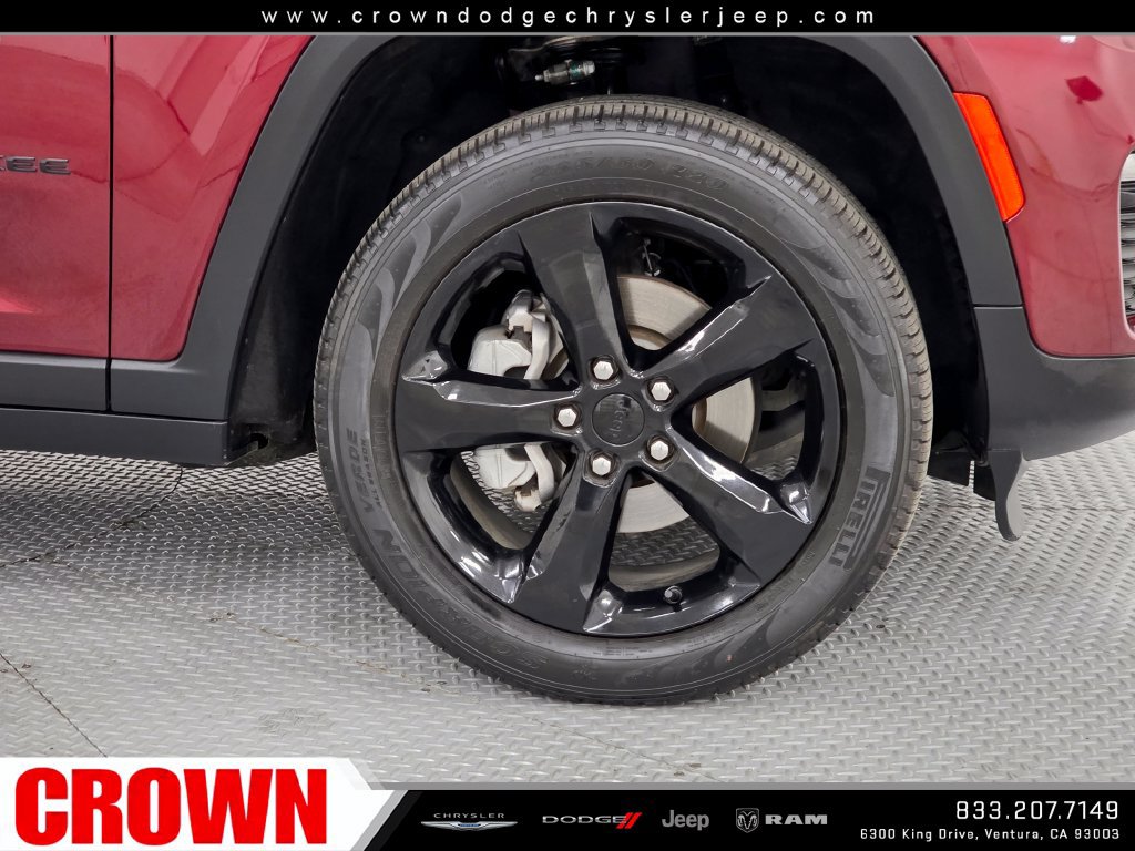 Certified 2024 Jeep Grand Cherokee Limited w/ Black Appearance Package RWD image 9