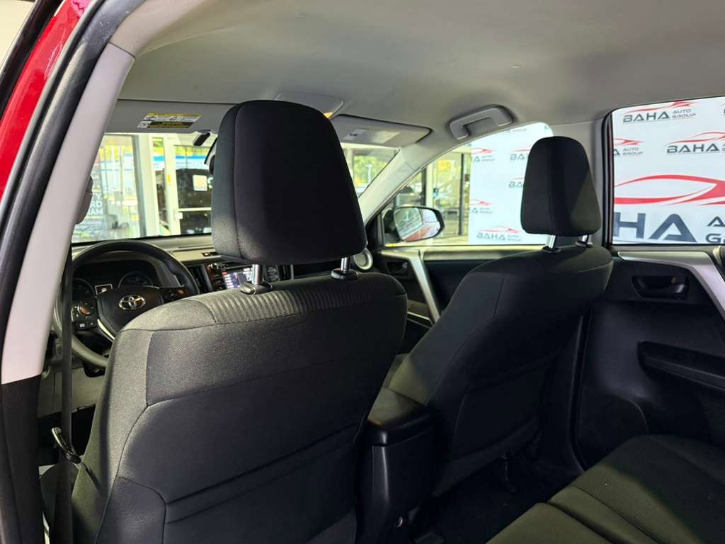 Used 2018 Toyota RAV4 LE FWD image 37