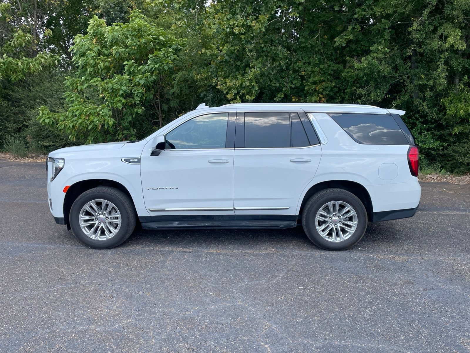 Used 2024 GMC Yukon SLT AWD/4WD image 2