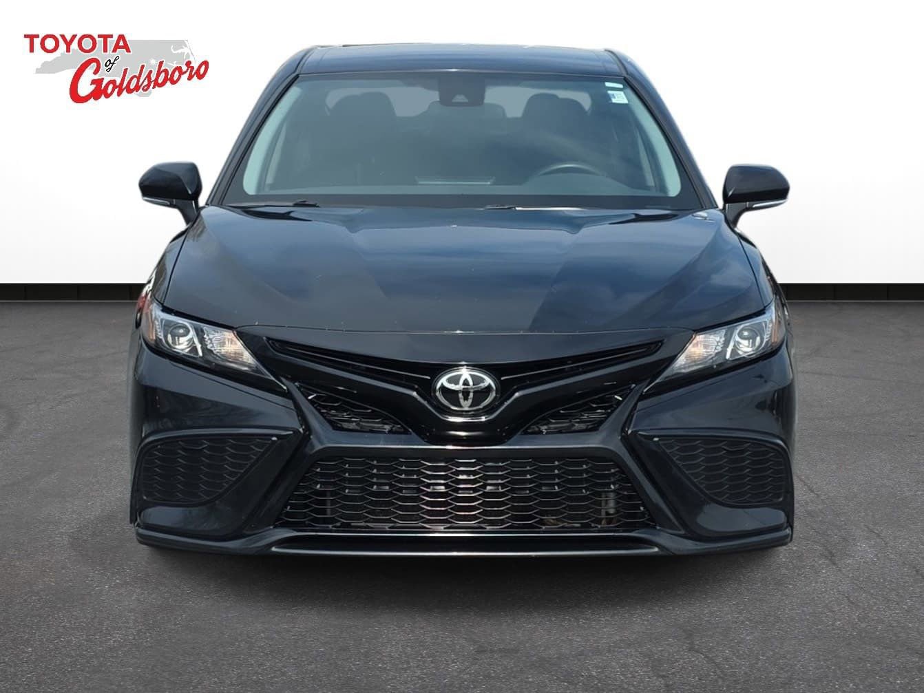 Used 2023 Toyota Camry SE image 2