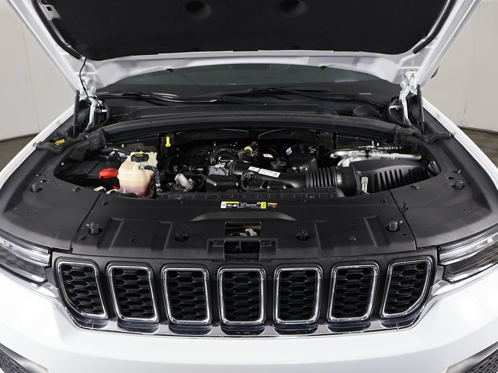 Used 2023 Jeep Grand Cherokee Laredo AWD/4WD image 18