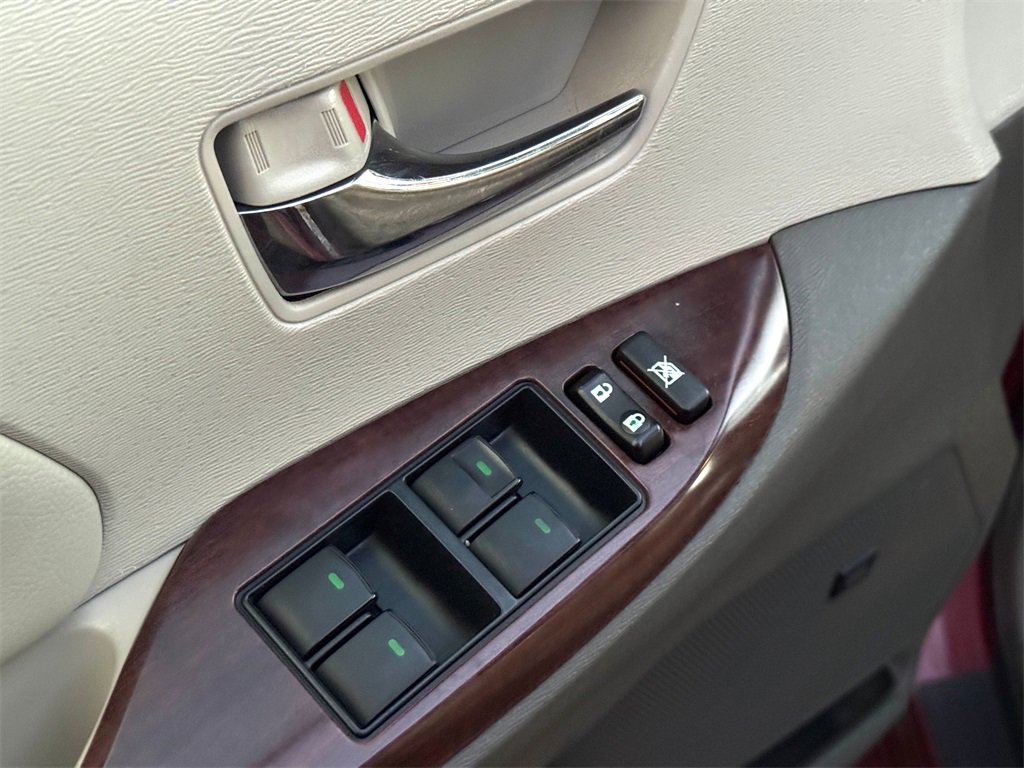Used 2014 Toyota Sienna XLE image 11