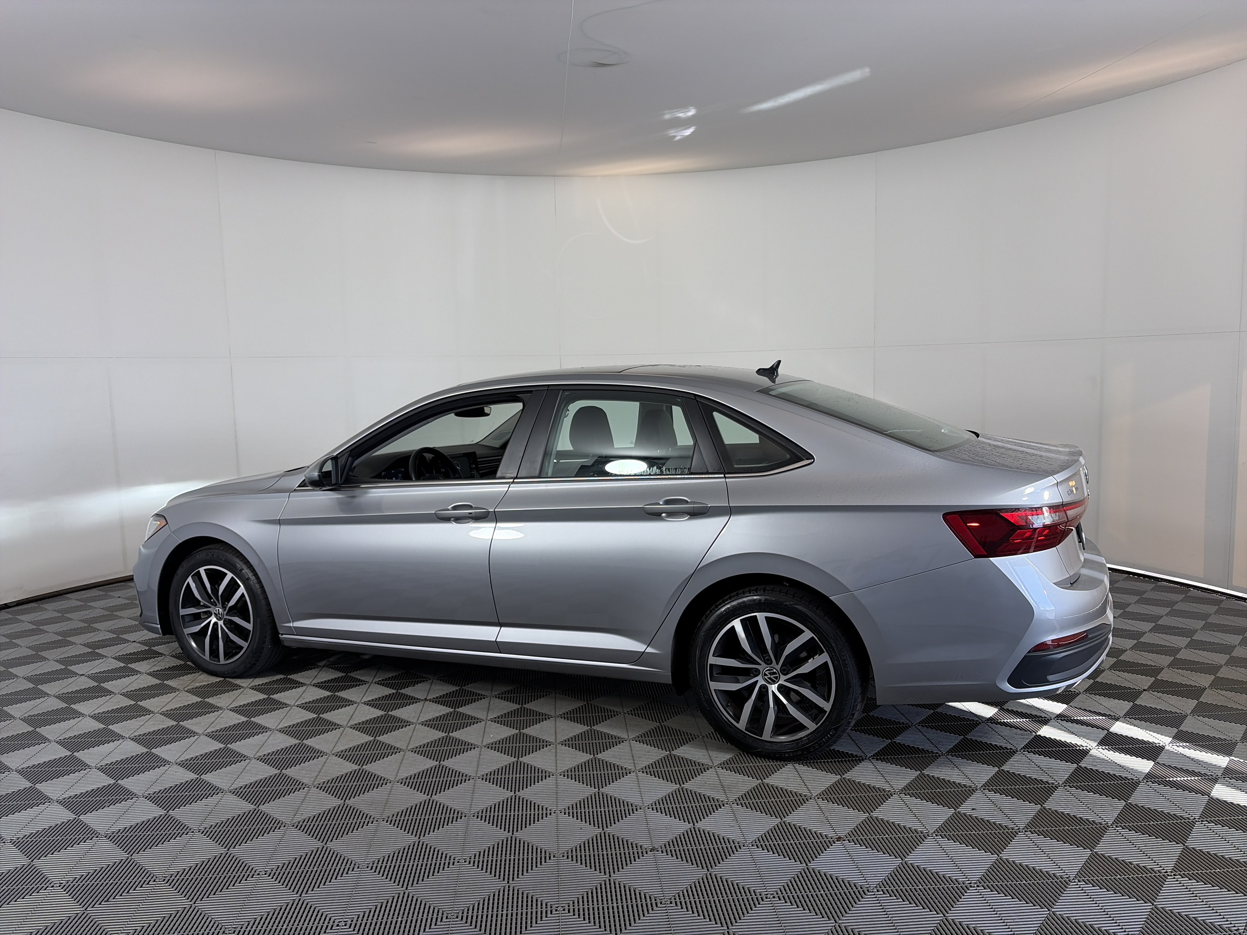 Used 2025 Volkswagen Jetta SE FWD image 8