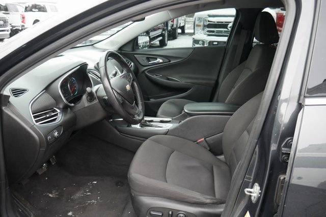 Used 2018 Chevrolet Malibu LT image 2