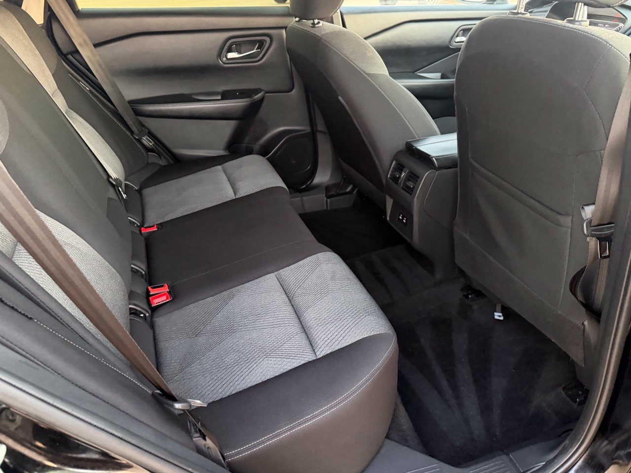 Certified 2025 Nissan Rogue SV FWD image 33