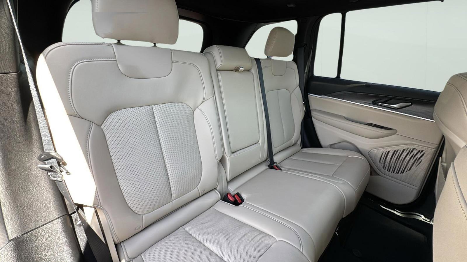 New 2025 Jeep Grand Cherokee Limited w/ Luxury Tech Group II image 25