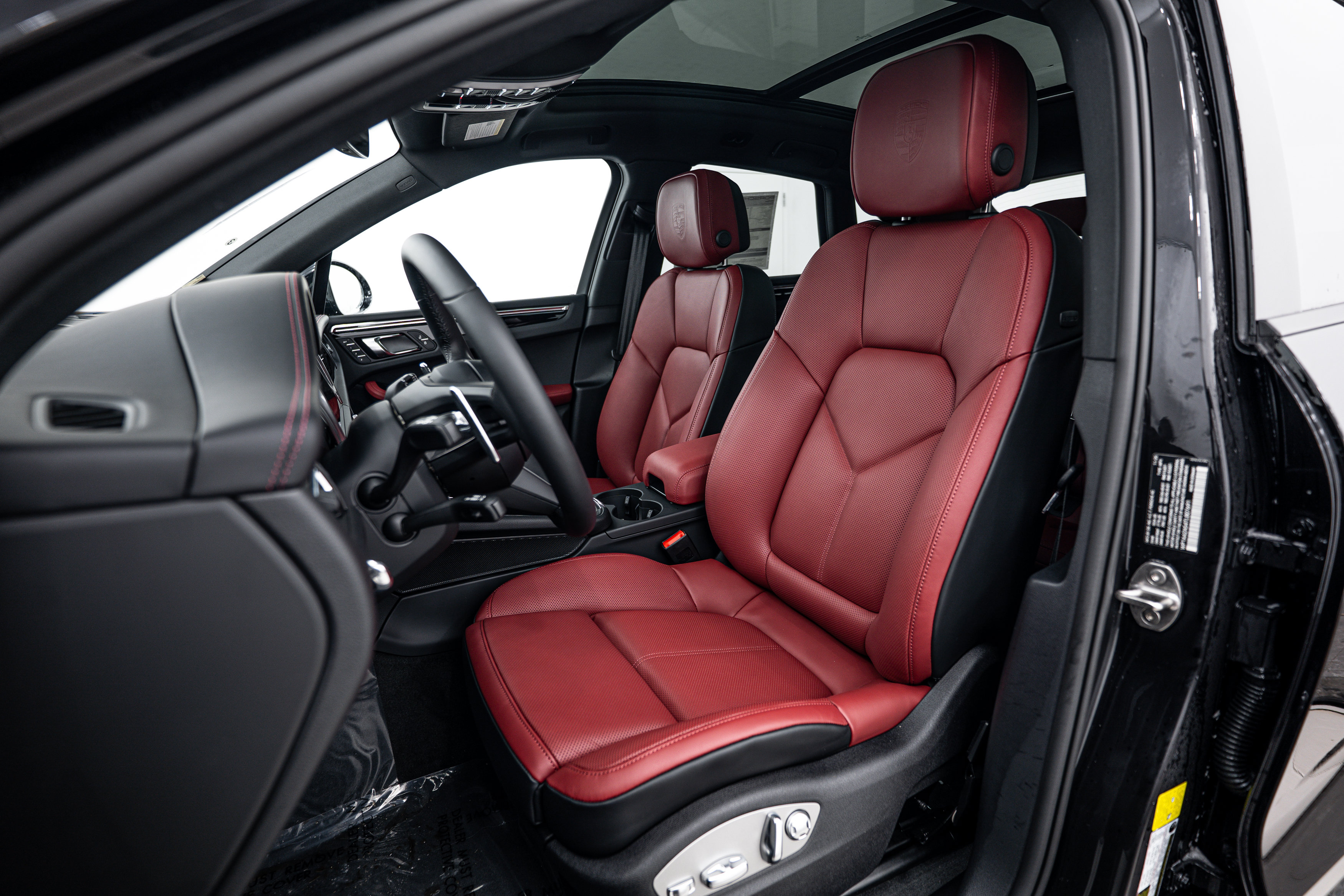Certified 2026 Porsche Macan AWD/4WD image 5