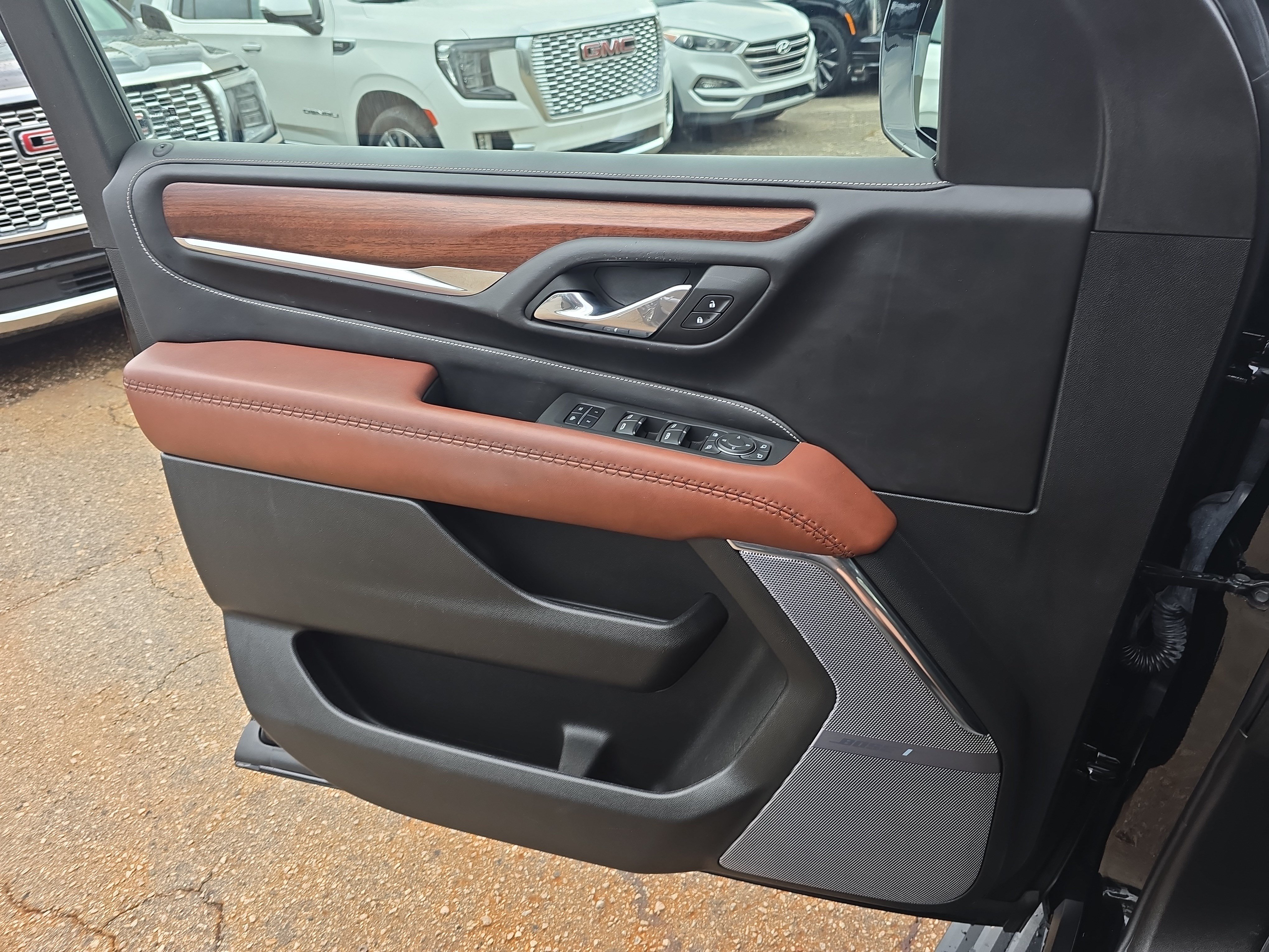 Used 2023 GMC Yukon Denali Ultimate AWD/4WD image 28