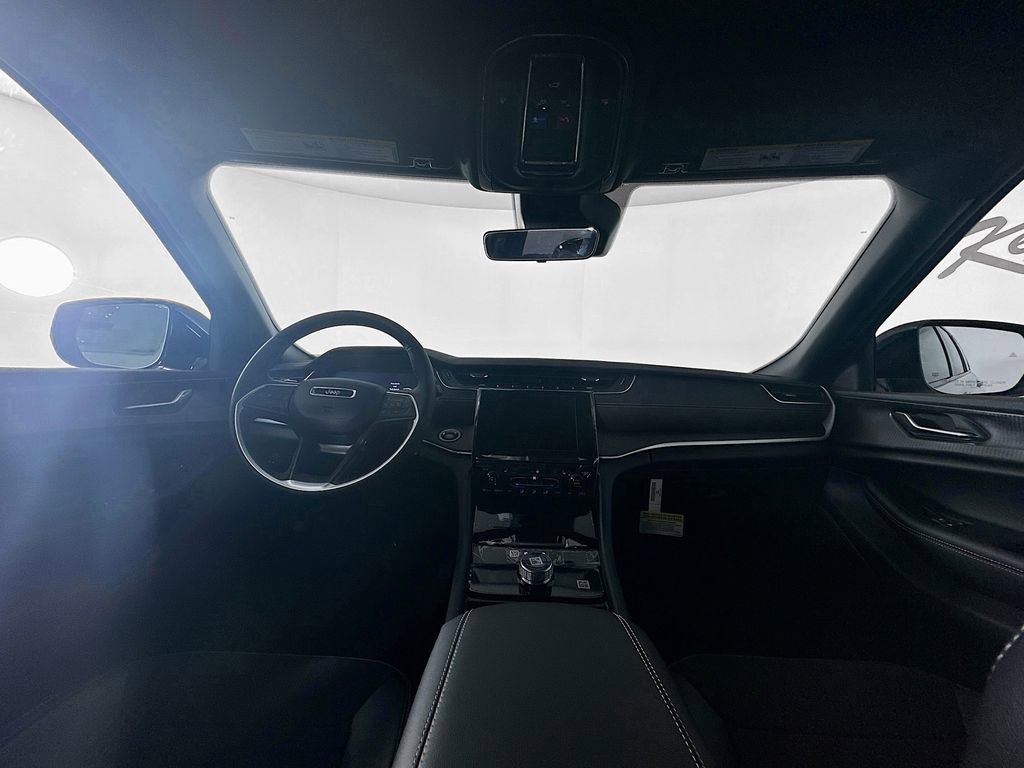 New 2025 Jeep Grand Cherokee Altitude image 9