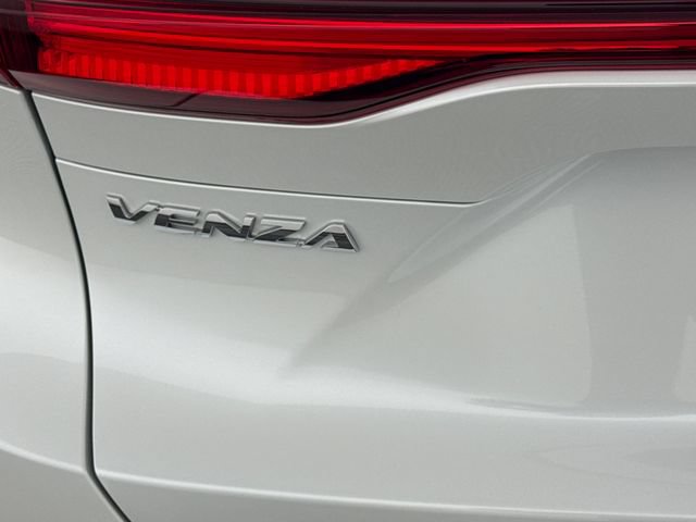 Certified 2024 Toyota Venza XLE AWD/4WD image 18