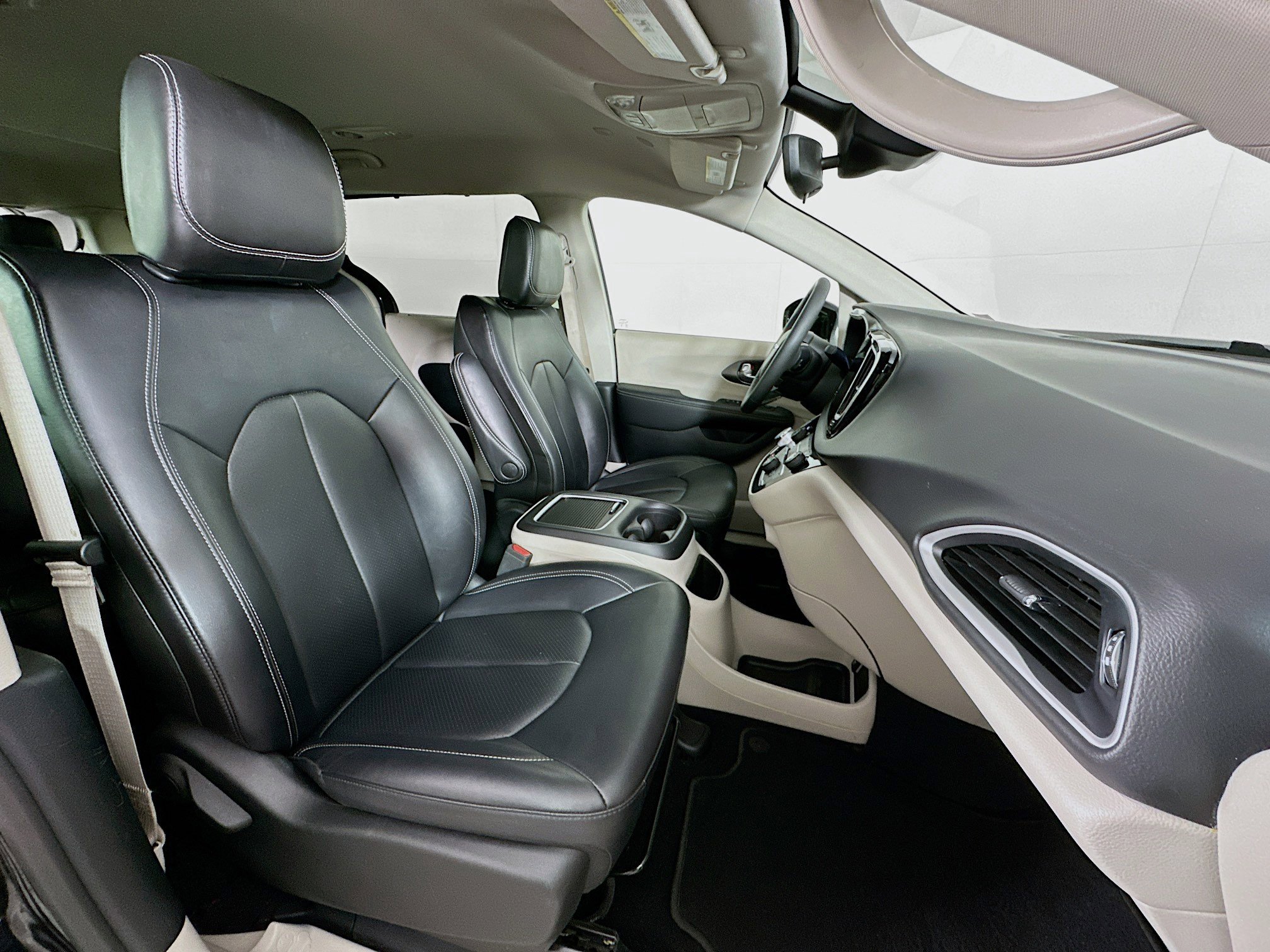 Used 2024 Chrysler Pacifica Touring-L image 32