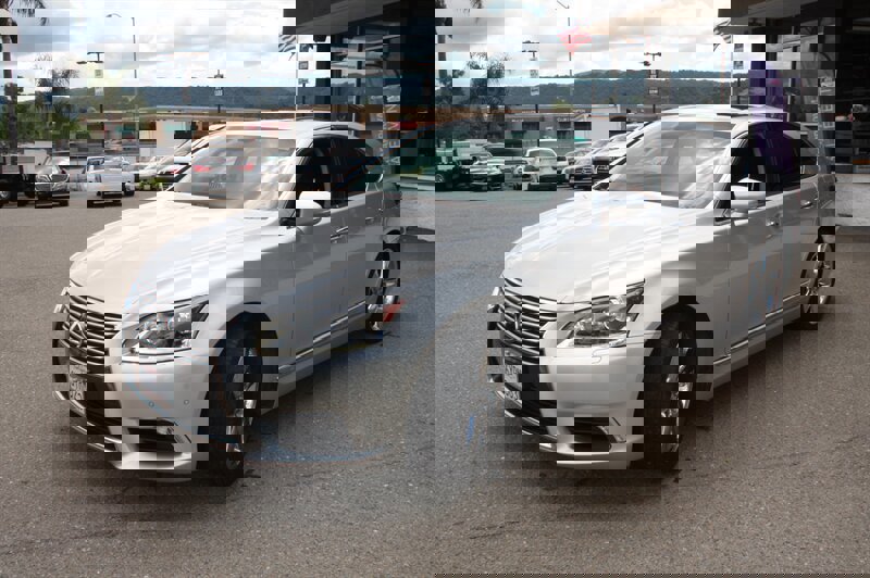 Used 2013 Lexus LS 460 w/ Comfort Pkg image 2