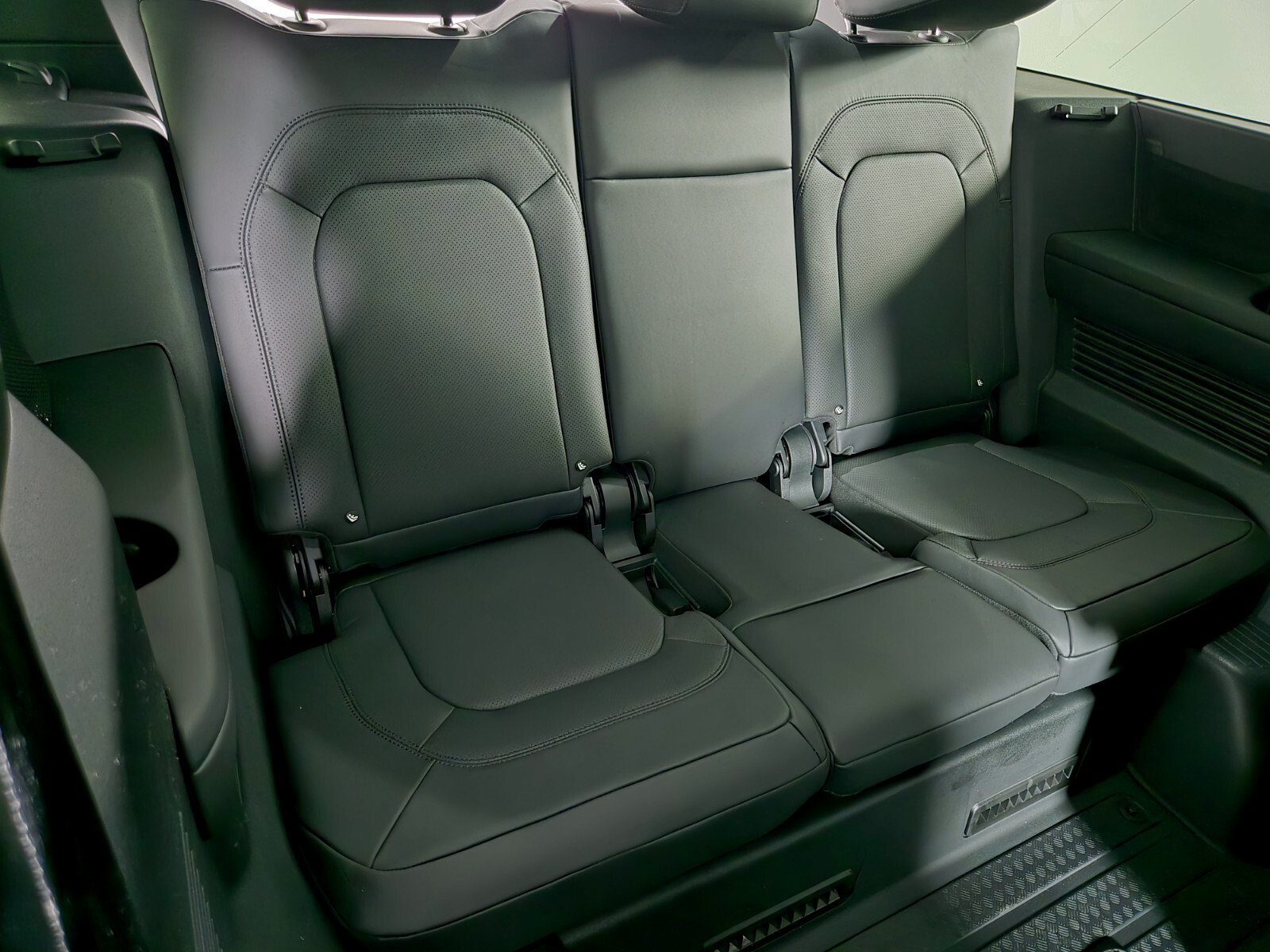 New 2026 Land Rover Defender 130 X-Dynamic SE AWD/4WD image 19
