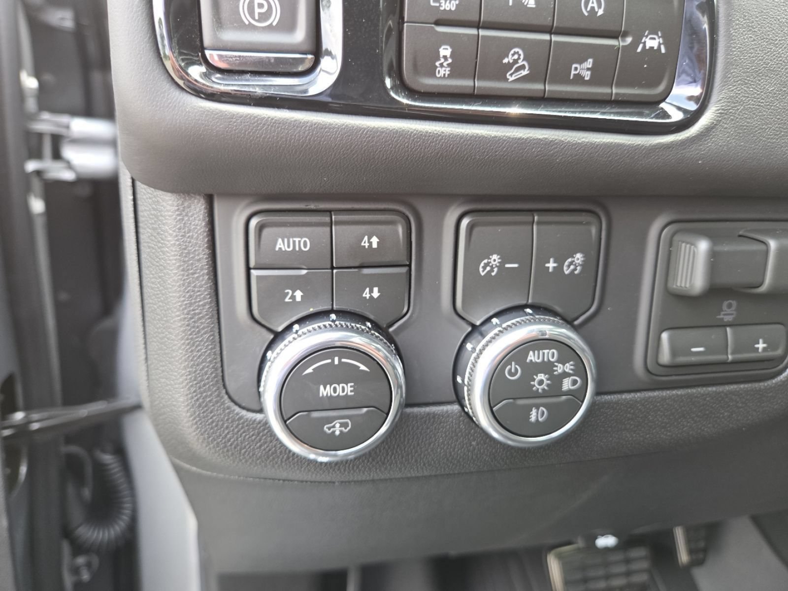 New 2026 GMC Yukon XL AT4 Ultimate w/ LPO, Floor Liner Package AWD/4WD image 6