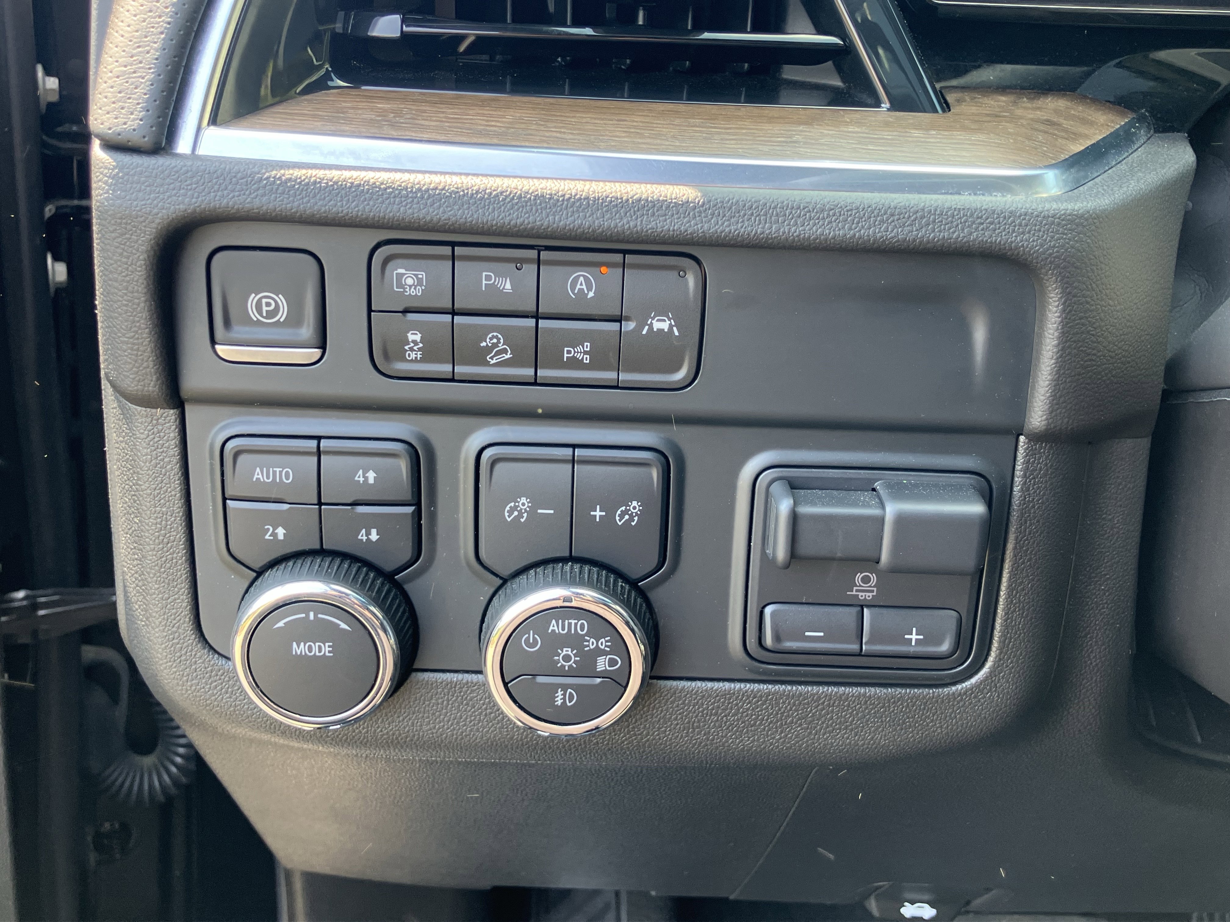 Used 2025 Chevrolet Suburban High Country w/ Sun And Tow Package image 19