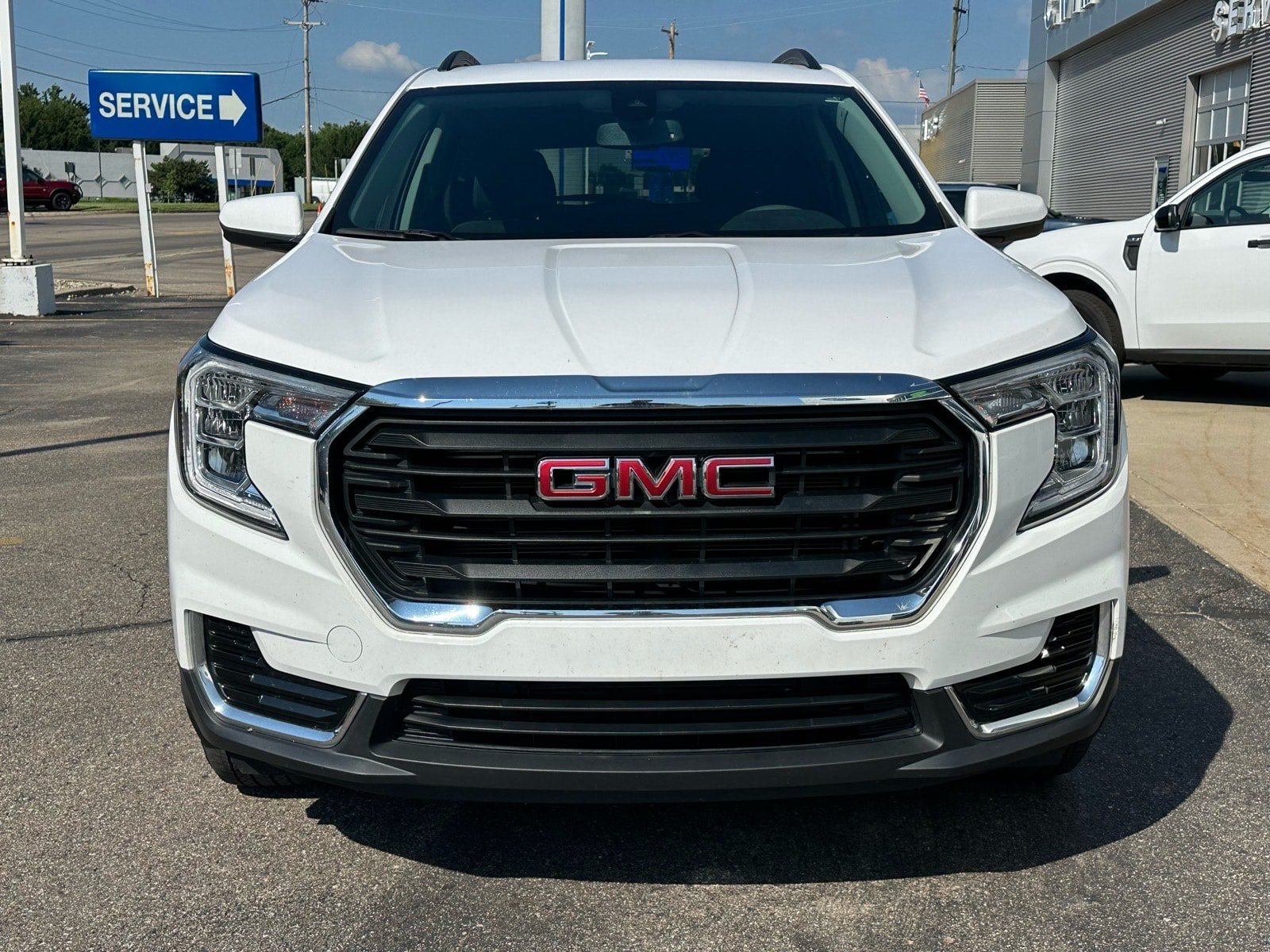 Used 2024 GMC Terrain SLE w/ Driver Convenience Package AWD/4WD image 2