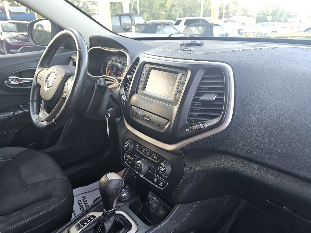 Used 2016 Jeep Cherokee Latitude w/ Safety/Convenience Group AWD/4WD image 49