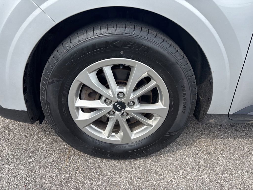 Used 2023 Kia Carnival LX FWD image 10