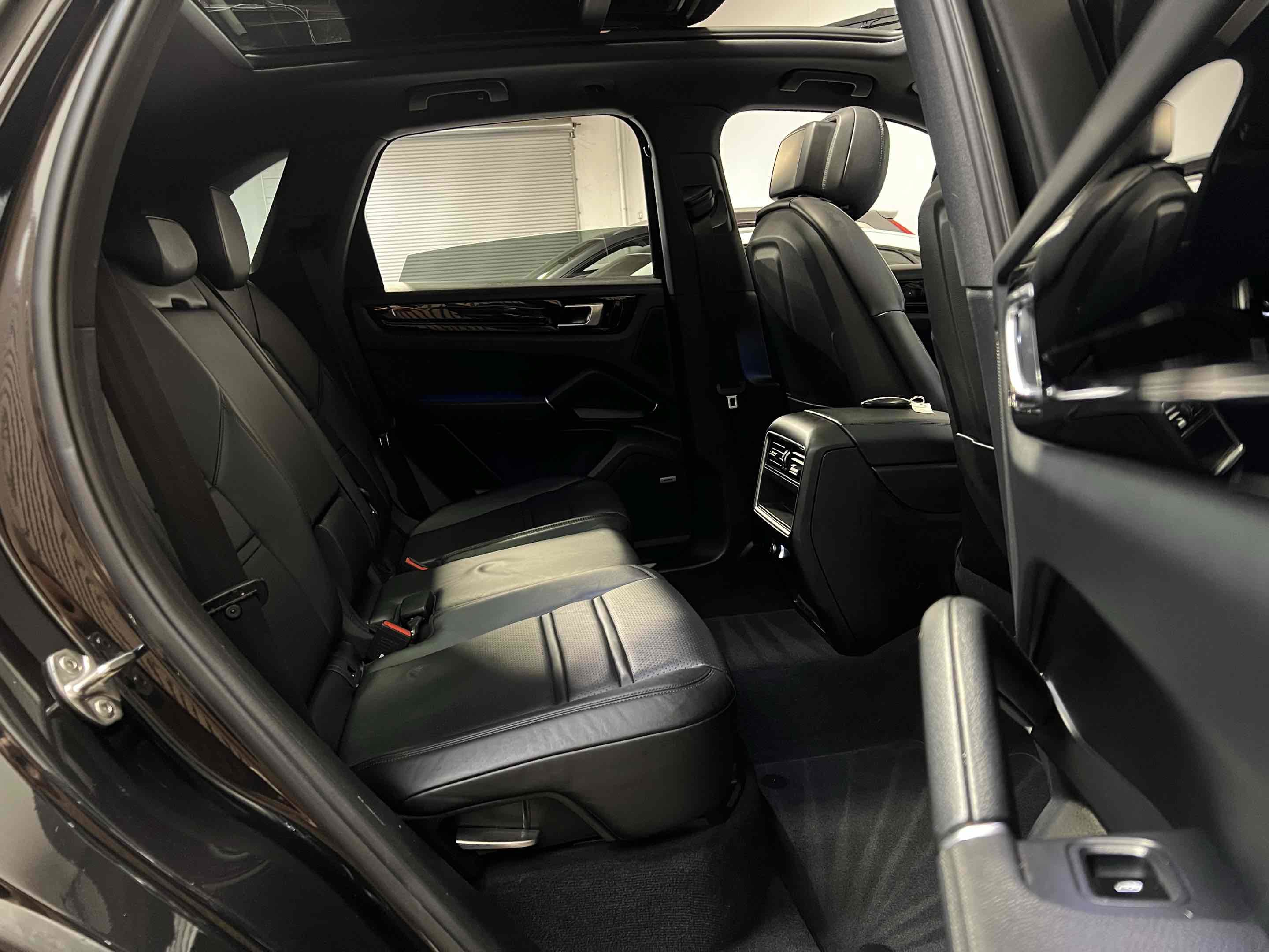 Used 2019 Porsche Cayenne w/ Premium Package AWD/4WD image 41
