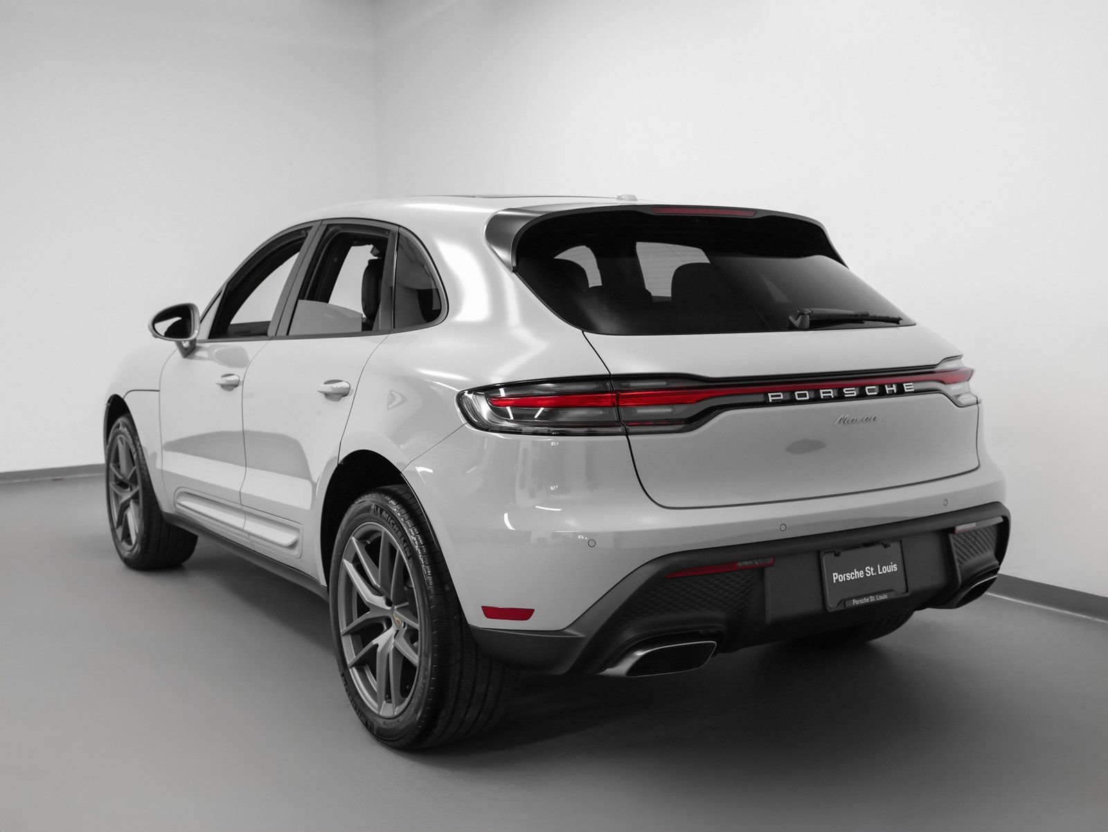 Certified 2026 Porsche Macan AWD/4WD image 3