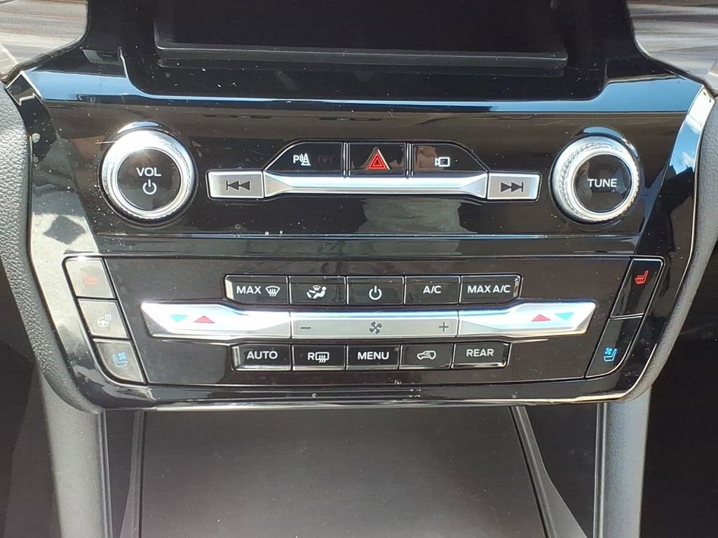 Used 2022 Ford Explorer Limited w/ Equipment Group 301A AWD/4WD image 17