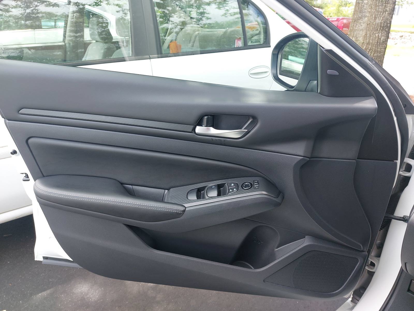 Used 2025 Nissan Altima 2.5 SV FWD image 27