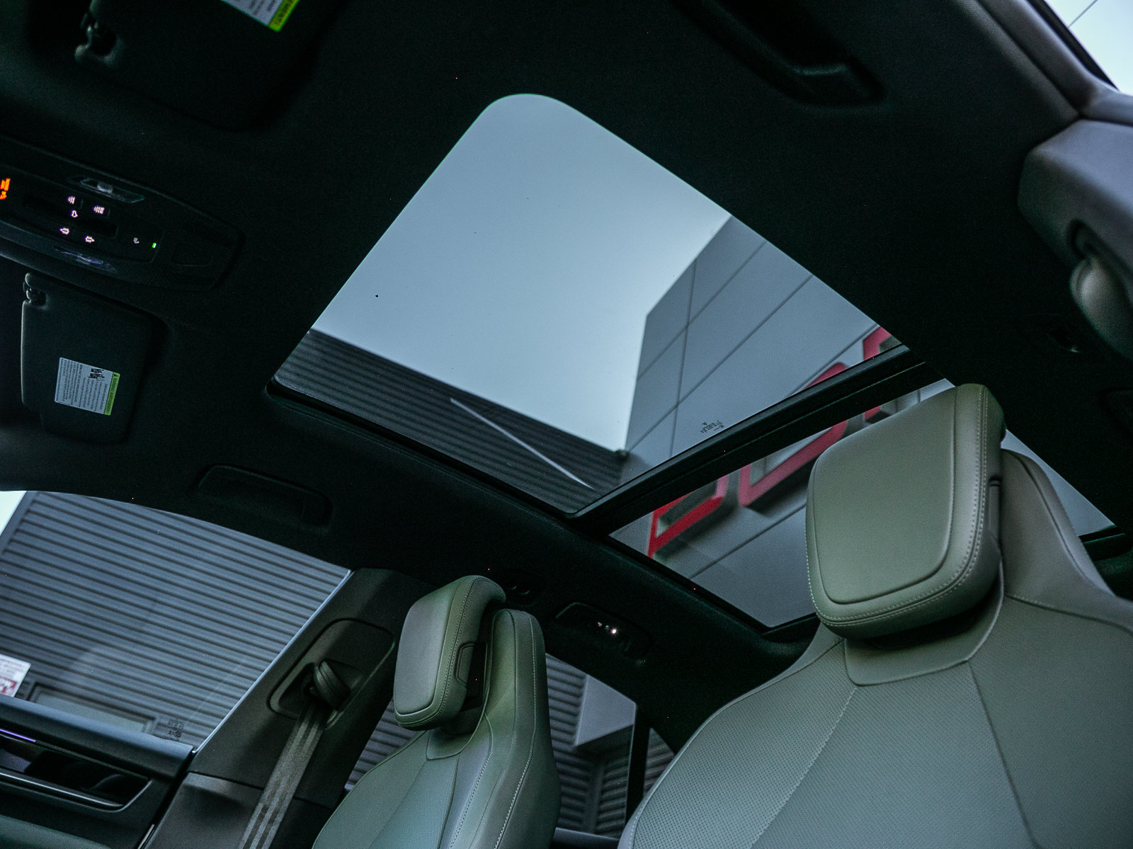 Certified 2025 Porsche Macan 4S Electric AWD/4WD image 15